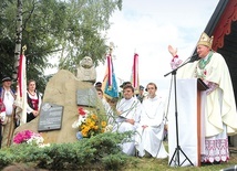 ▲	W czasie homilii biskup mówił o otwartej perspektywie chrześcijan na nieskończoność, na wieczność, na Boga, zauważając, że i papież z pomnika wciąż spogląda na niebo.