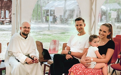 ▲	Ojciec Mateusz Kosior OP oraz Monika i Marcin Gomułkowie.