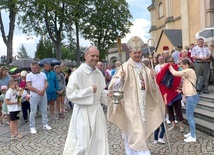 Biskup poświęcił przyniesione na Mszę św. pierwociny zbóż, kwiaty i zioła.