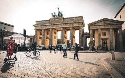 Nieznani sprawcy wyryli swastyki na prawie 90 samochodach w Berlinie