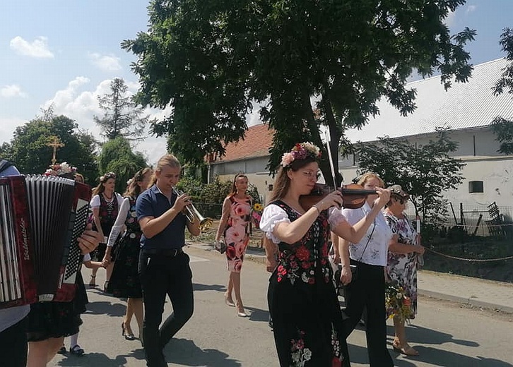 W parafii w Bierutowie ze św. Maksymilianem i pielgrzymką do Solnik Małych