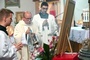 Ks. Krzysztof Ora okadzający relikwie św. Floriana.