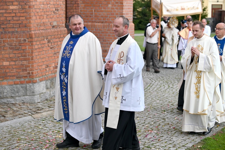Wprowadzenie relikwii św. Floriana do kościoła w Osieku