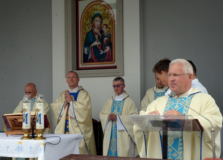 Uczestników uroczystości wita o. Piotr Urbanek.