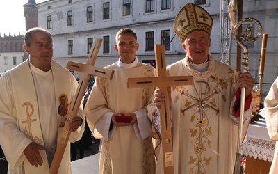 Każda z grup otrzymała krzyż z ziemią z Ogrodu Oliwnego i gałązką Gruszy bł. Karoliny.