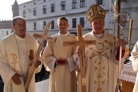 Każda z grup otrzymała krzyż z ziemią z Ogrodu Oliwnego i gałązką Gruszy bł. Karoliny.