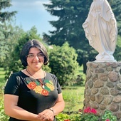Siostra Joanna Asmik Yesaian jest Ormianką, urodziła się w Gruzji, a mieszka w Ukrainie. Należy do Zgromadzenia Małych Sióstr Niepokalanego Serca Maryi, czyli honoratek.