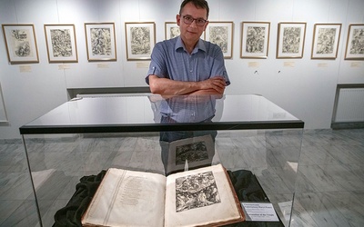 Doktor Piotr Kopszak, dyrektor Muzeum Archidiecezji Warszawskiej, prezentuje księgę z 1511 r. z drzeworytami Dürera.
