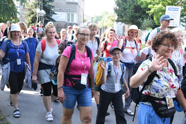 Pielgrzymi pozdrawiają i zabierają nas w sercu na Jasną Górę.