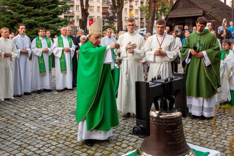 Poświęcenie nowego dzwonu  