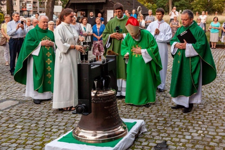 Poświęcenie nowego dzwonu  