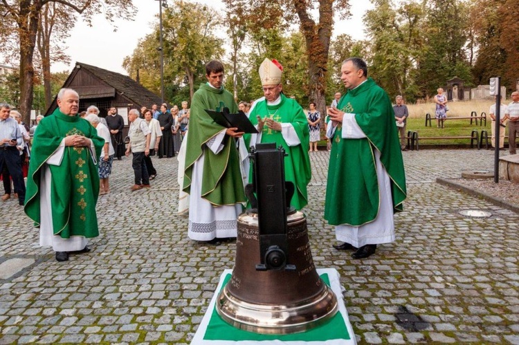 Poświęcenie nowego dzwonu  