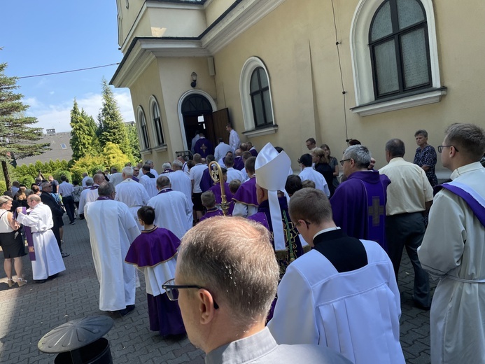 Ostatnie pożegnanie śp. ks. Witolda Włocha w Chybiu