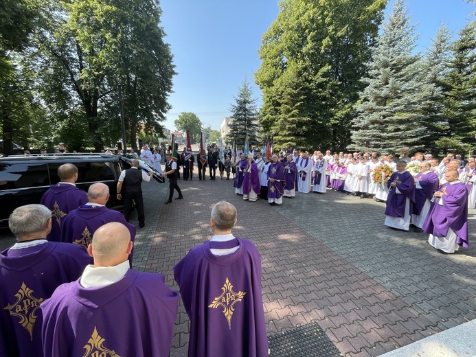 Ostatnie pożegnanie śp. ks. Witolda Włocha w Chybiu