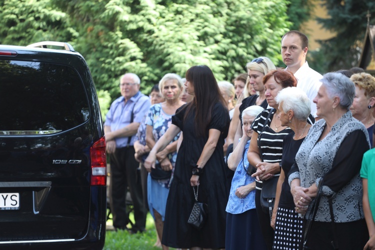 Ostatnie pożegnanie śp. ks. Witolda Włocha w Chybiu