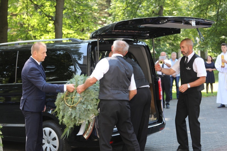 Ostatnie pożegnanie śp. ks. Witolda Włocha w Chybiu