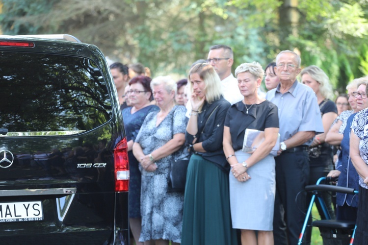 Ostatnie pożegnanie śp. ks. Witolda Włocha w Chybiu