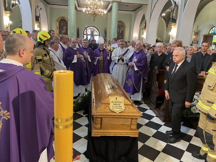 Ostatnie pożegnanie śp. ks. Witolda Włocha w Chybiu