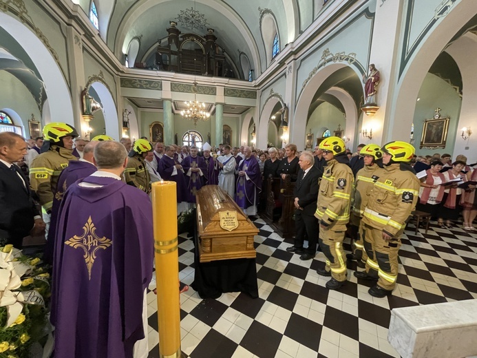 Ostatnie pożegnanie śp. ks. Witolda Włocha w Chybiu