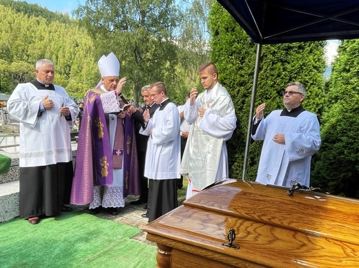 Pogrzeb śp. ks. Witolda Włocha w rodzinnej Rajczy