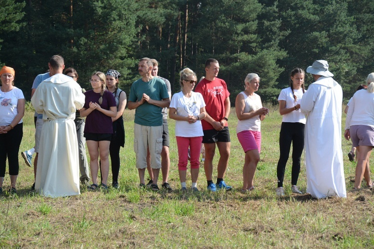 Pielgrzymkowa Msza św. na leśnej polanie