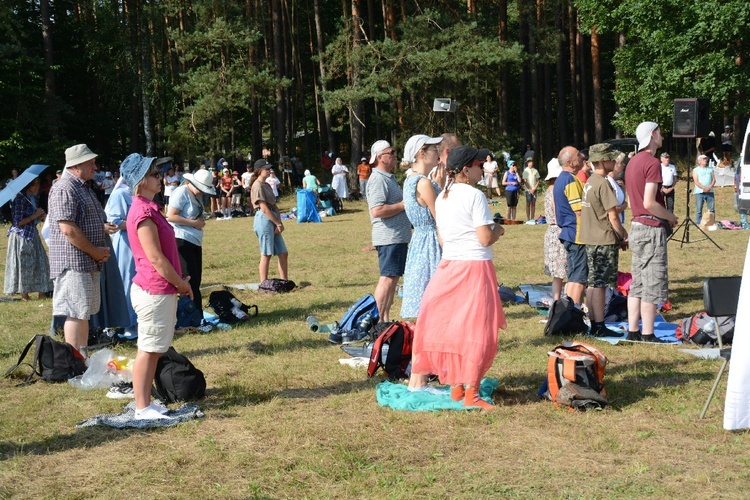 Pielgrzymkowa Msza św. na leśnej polanie