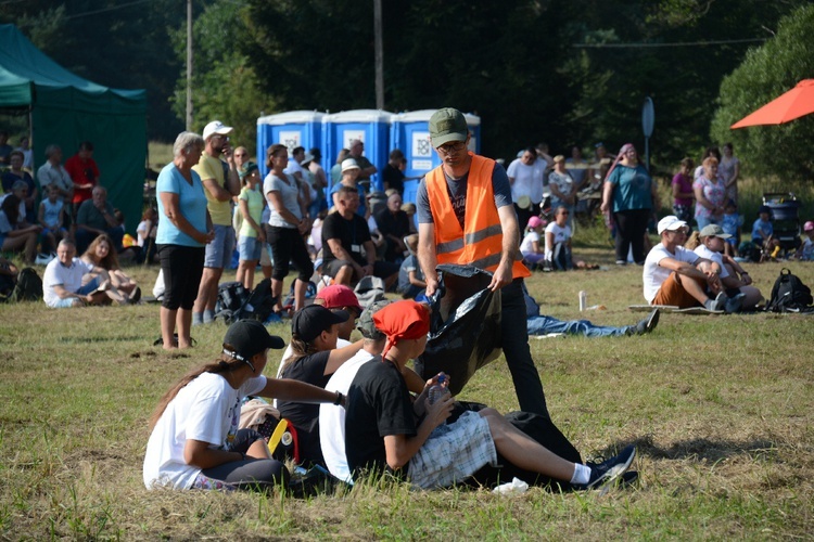 Pielgrzymkowa Msza św. na leśnej polanie