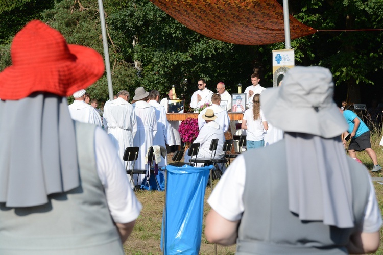 Pielgrzymkowa Msza św. na leśnej polanie