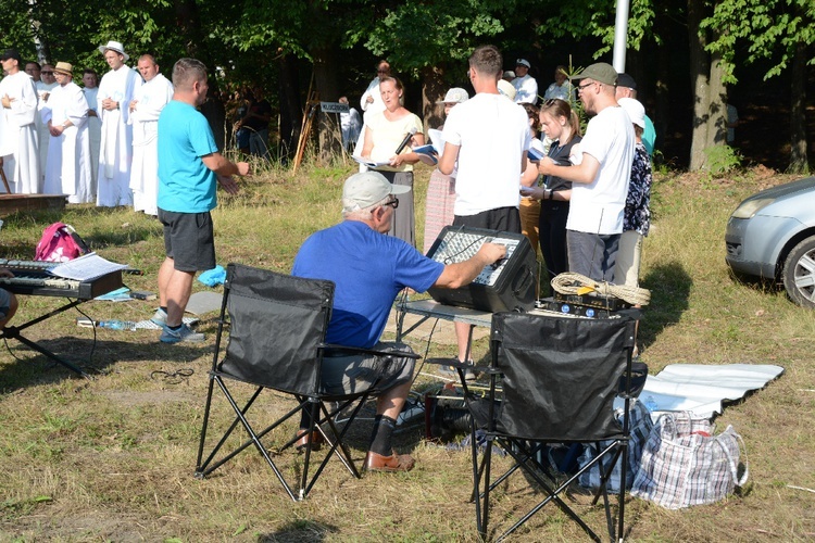 Pielgrzymkowa Msza św. na leśnej polanie