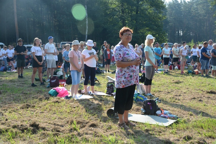 Pielgrzymkowa Msza św. na leśnej polanie