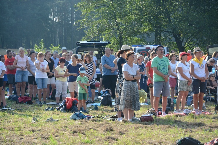 Pielgrzymkowa Msza św. na leśnej polanie