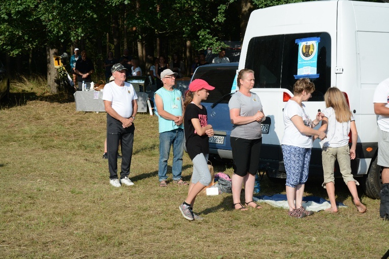 Pielgrzymkowa Msza św. na leśnej polanie