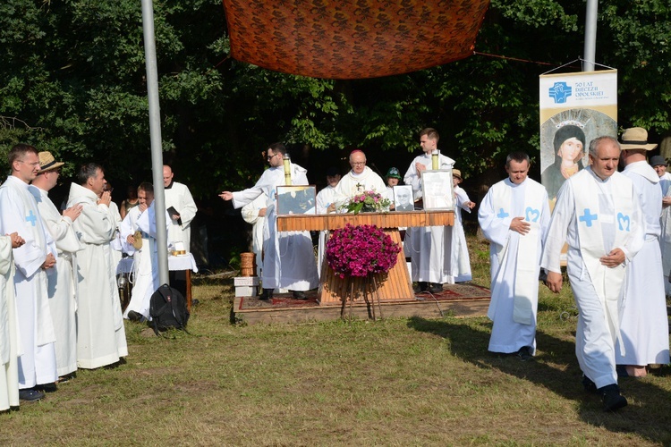 Pielgrzymkowa Msza św. na leśnej polanie