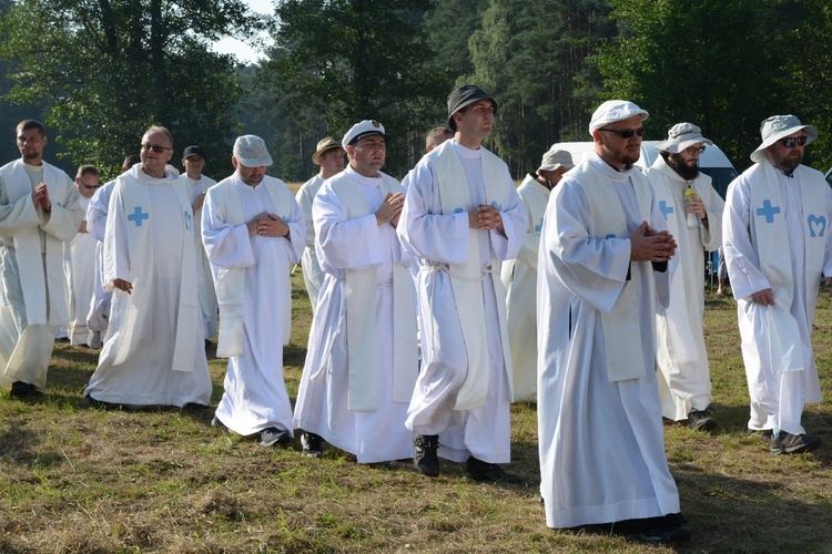 Pielgrzymkowa Msza św. na leśnej polanie