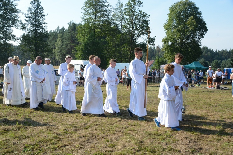 Pielgrzymkowa Msza św. na leśnej polanie