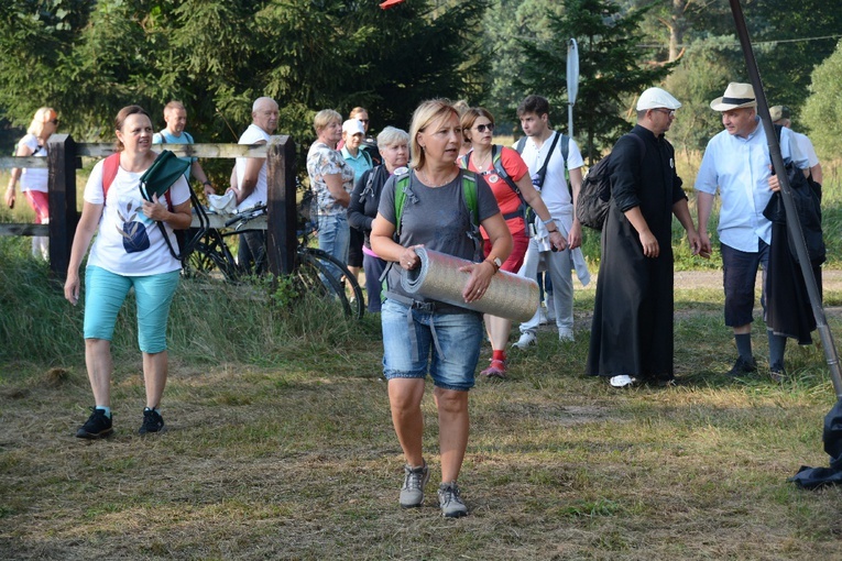 Pielgrzymkowa Msza św. na leśnej polanie
