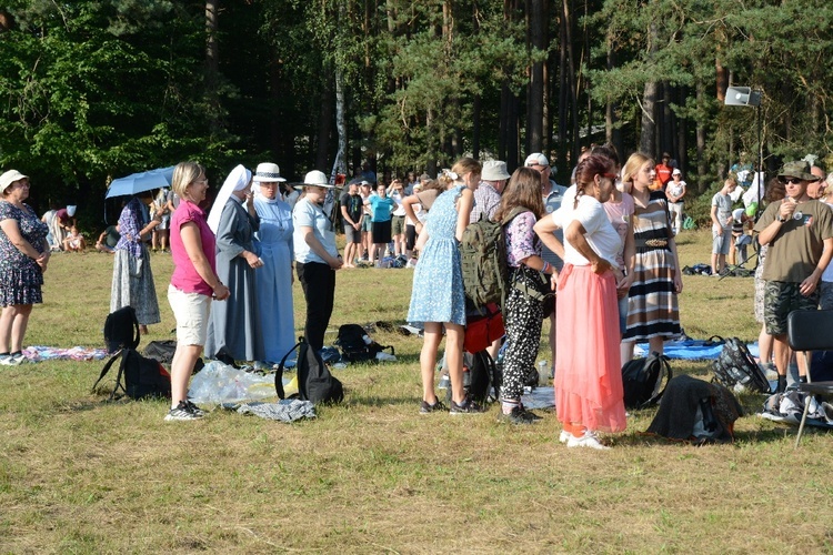 Pielgrzymkowa Msza św. na leśnej polanie