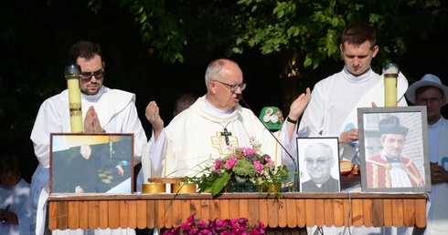 Pielgrzymi uczestniczyli w Mszy św. na leśnej polanie