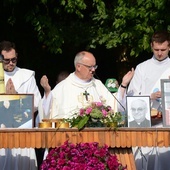 Pielgrzymi uczestniczyli w Mszy św. na leśnej polanie