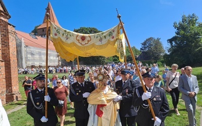 Procesja eucharystyczna.