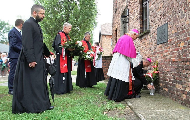 Golgota w Jerozolimie i Blok Śmierci w Oświęcimiu - groza i miłość