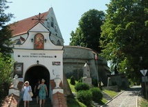 Kościół franciszkanów w Kazimierzu Dolnym to miejsce warte odwiedzenia.