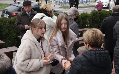 Stąd miłosierdzie Boże promieniuje ludzkim czynem. Nie zna granic