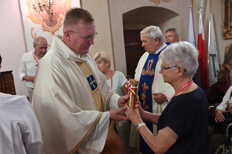 Wśród ofiarowanych darów dla miejscowego sanktuarium była też ziemia z grobu ks. Jerzego Popiełuszki.