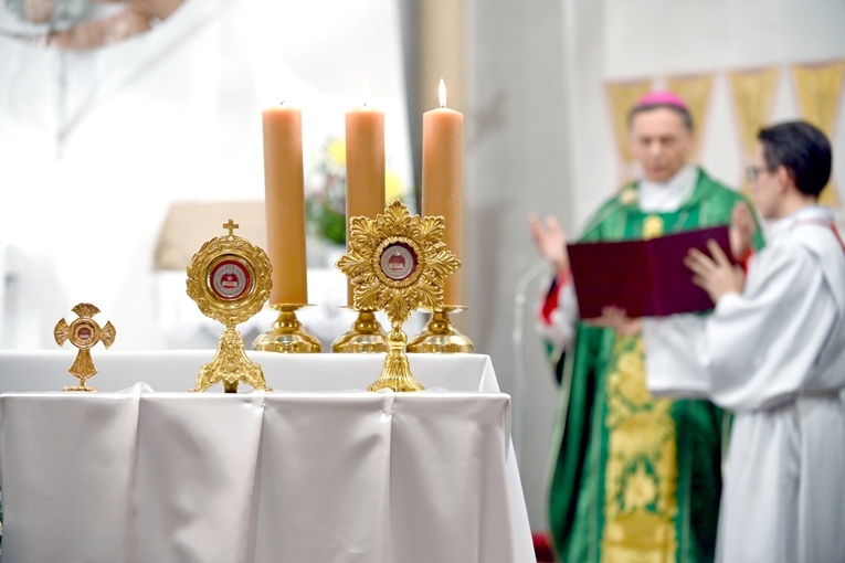 Wałbrzych. Wprowadzenie relikwii trojga mieszkańców nieba