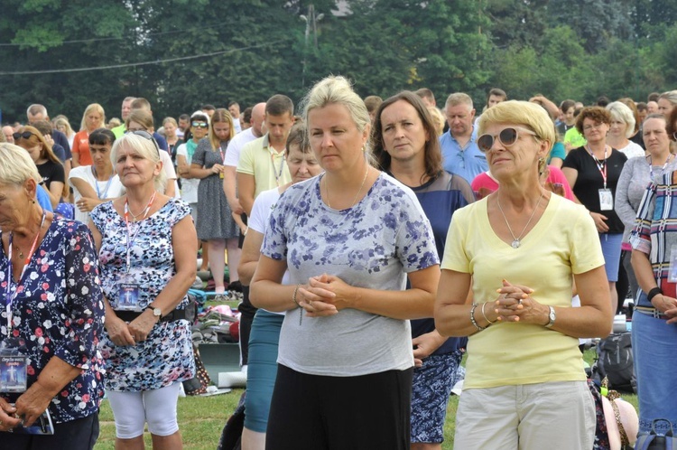 Pątnicy z cz. B na Mszy św. w Charsznicy.