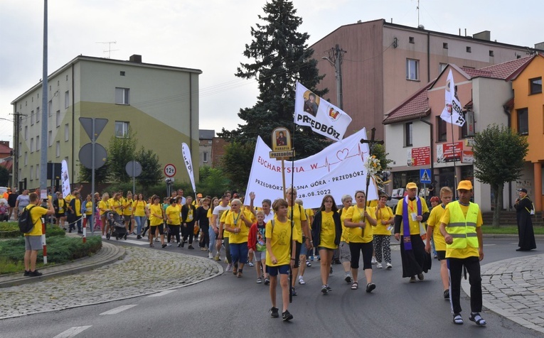 Do domów powrócą również pieszo.