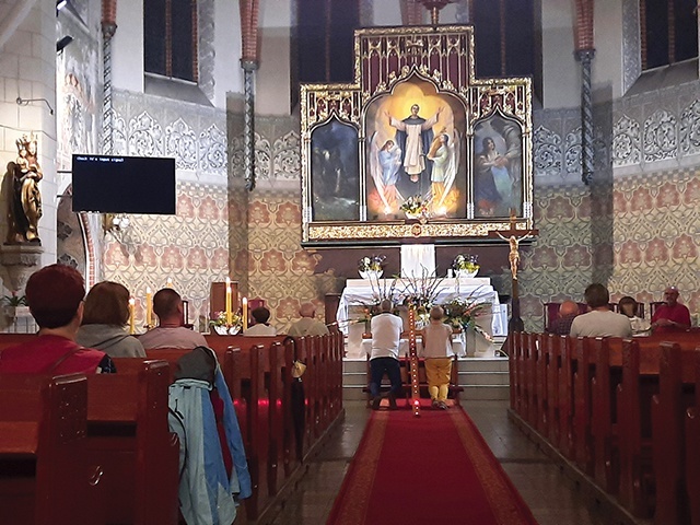 Modlitwa i świadectwa przebiegały w świątyni z uwagi na niepogodę.