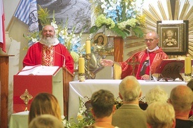 Ojciec Stanisław (po lewej) przez ostatnie dwa lata zajmował się kaplicą wybudowaną przez wiernych.
