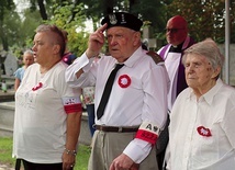 Cześć towarzyszom broni oddawali kombatanci.